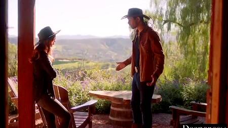 Черный ковбой на ранчо страстно ебет городскую худышку Jia Lissa