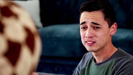 Зрелые подруги учат молодую девку ебаться