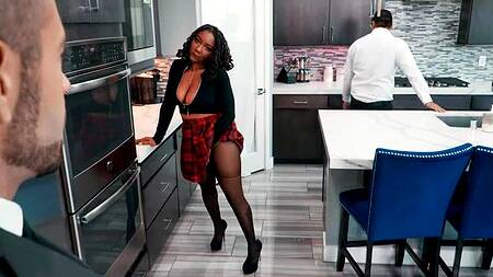 Черная жена изменяет мужу азиату на кухне