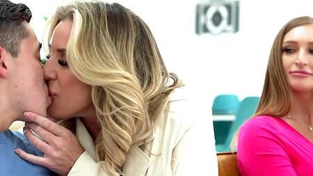 Молодым парням повезло, они ебутся со зрелыми красотками