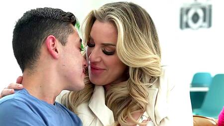 Молодым парням повезло, они ебутся со зрелыми красотками