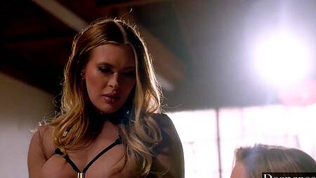 Черный бизнесмен в пятницу ебется с двумя красотками