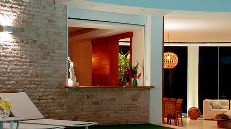 Муж пошел на пляж, а жена в это время ебется с черным парнем