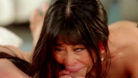 Заработавшейся Jade Kush помогает расслабиться страстный секс