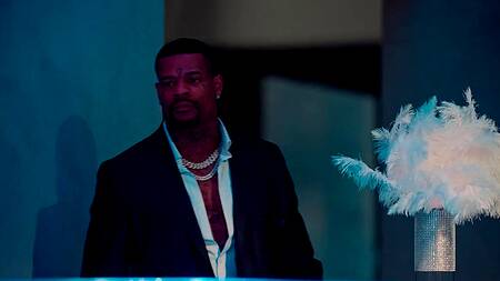 Негр ебет большим членом красотку в очко и кончает на попу