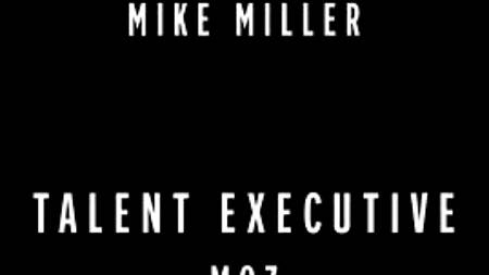 Негр ебет большим членом красотку в очко и кончает на попу