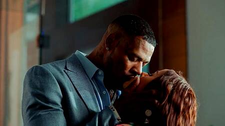 Негр ебет большим членом красотку в очко и кончает на попу