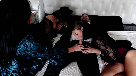 Муж на Хэллоуин трахает жену и двух её подруг