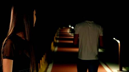 Evelin Elle занимается плаванием и ебется у бассейна