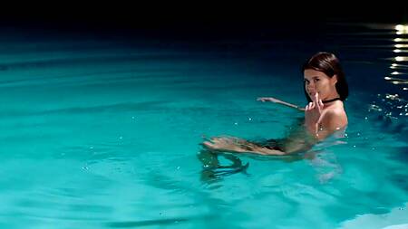 Evelin Elle занимается плаванием и ебется у бассейна