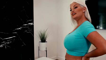 Не удержался и выебал массажистку, которую заказала ему девушка