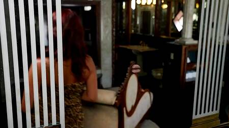 Богатая милфа ебется с парнями в своем огромном доме