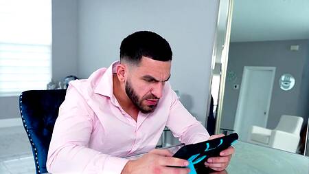 Уборка в нижнем белье перерастает в секс с мусульманкой