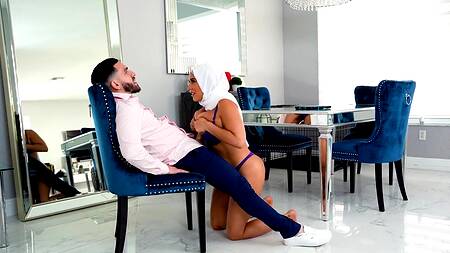 Уборка в нижнем белье перерастает в секс с мусульманкой