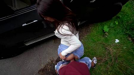 Девка в коротких шортиках готова на секс за деньги