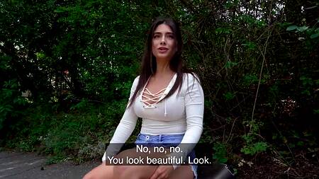 Девка в коротких шортиках готова на секс за деньги