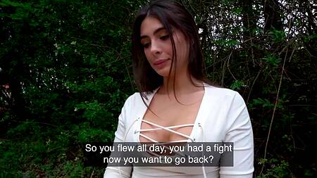 Девка в коротких шортиках готова на секс за деньги