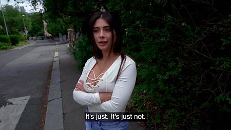 Девка в коротких шортиках готова на секс за деньги