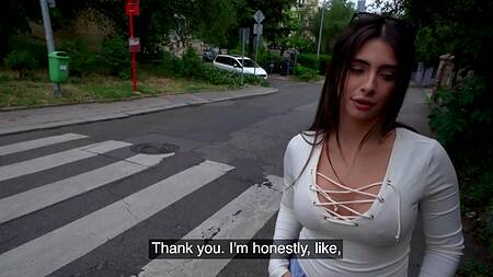 Девка в коротких шортиках готова на секс за деньги