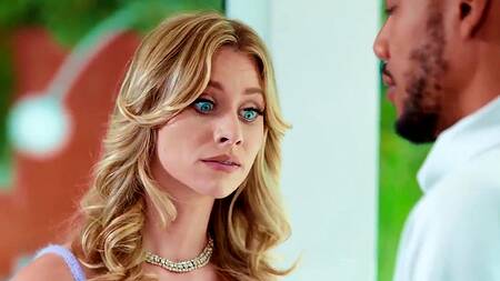 Секретарша провоцирует черного босса на межрасовый секс