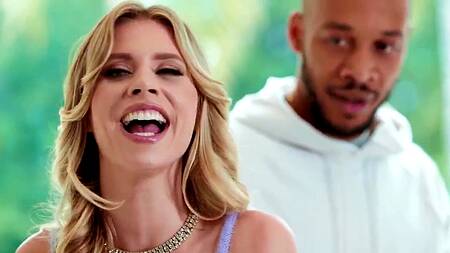 Секретарша провоцирует черного босса на межрасовый секс