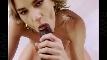 Две худенькие подруги дают неграм с большими хуями