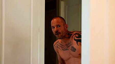 Помогает красотке Vanna Bardot снять страстное порно