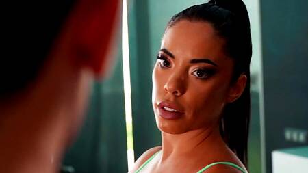 Поучает скидку, трахая тренершу в попку