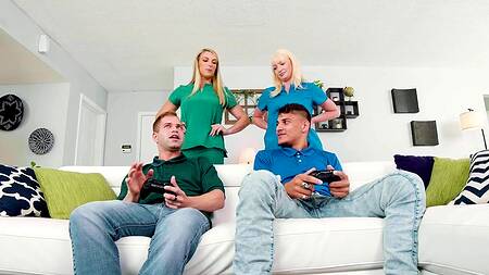 Зрелые медсестры во время обследования трахнулись с парнями