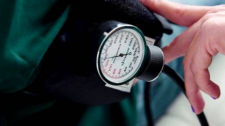 Зрелые медсестры во время обследования трахнулись с парнями