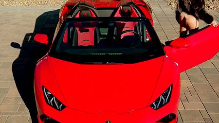 Мажорка Kenzie Anne катается на дорогой тачке и черном члене