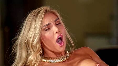 Мажорка Kenzie Anne катается на дорогой тачке и черном члене