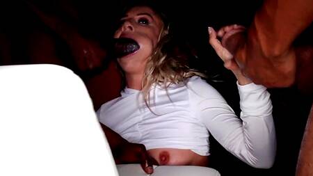 Summer Jones с завязанными глазами нещадно ебут негры