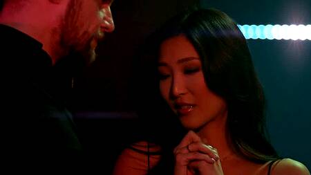 Азиатка Emiri Momota стала моделью и теперь обязана трахаться