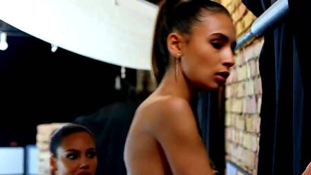 Вечеринка после показала мод скучная, лучше уж в попку трахаться