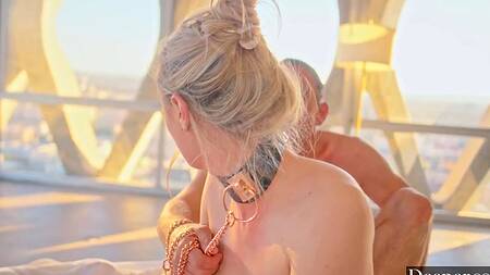 Послушная Amber Moore в ошейнике готова выполнять приказы господина