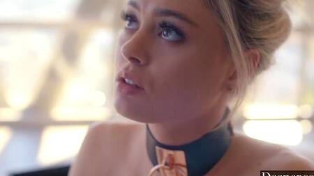 Послушная Amber Moore в ошейнике готова выполнять приказы господина