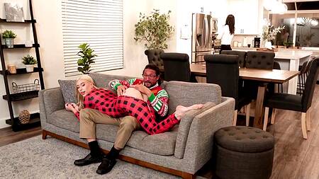 Пока мачеха наряжает елку, падчерица ебется с отчимом