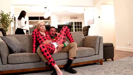 Пока мачеха наряжает елку, падчерица ебется с отчимом