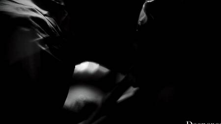 Модель на съемке наслаждается двойным проникновением