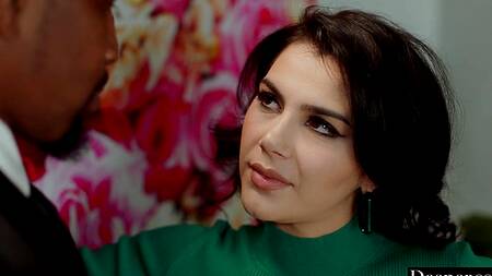 Модель на съемке наслаждается двойным проникновением