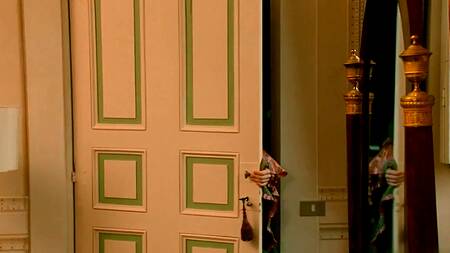 Рыжая графиня ебется в попку со слугой