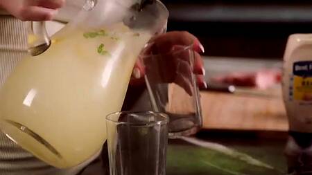 Негр большим членом ебет милфу в очко и кончает на сиськи