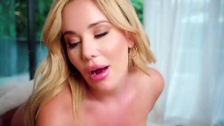 Негр большим членом ебет милфу в очко и кончает на сиськи