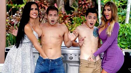 День благодарения с пасынками заканчивается групповухой для мачех