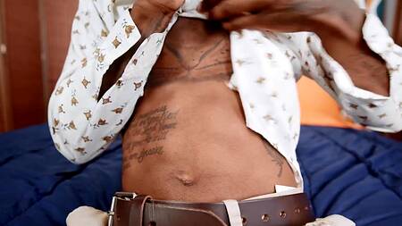 Молодой негр притворяется стариком, чтобы трахнуть зрелую соседку