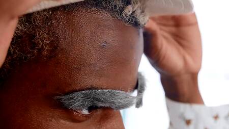 Молодой негр притворяется стариком, чтобы трахнуть зрелую соседку