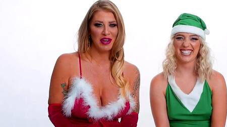 Парень в образе эльфа трахает двух милф на новый год