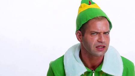 Парень в образе эльфа трахает двух милф на новый год