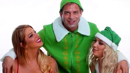 Парень в образе эльфа трахает двух милф на новый год